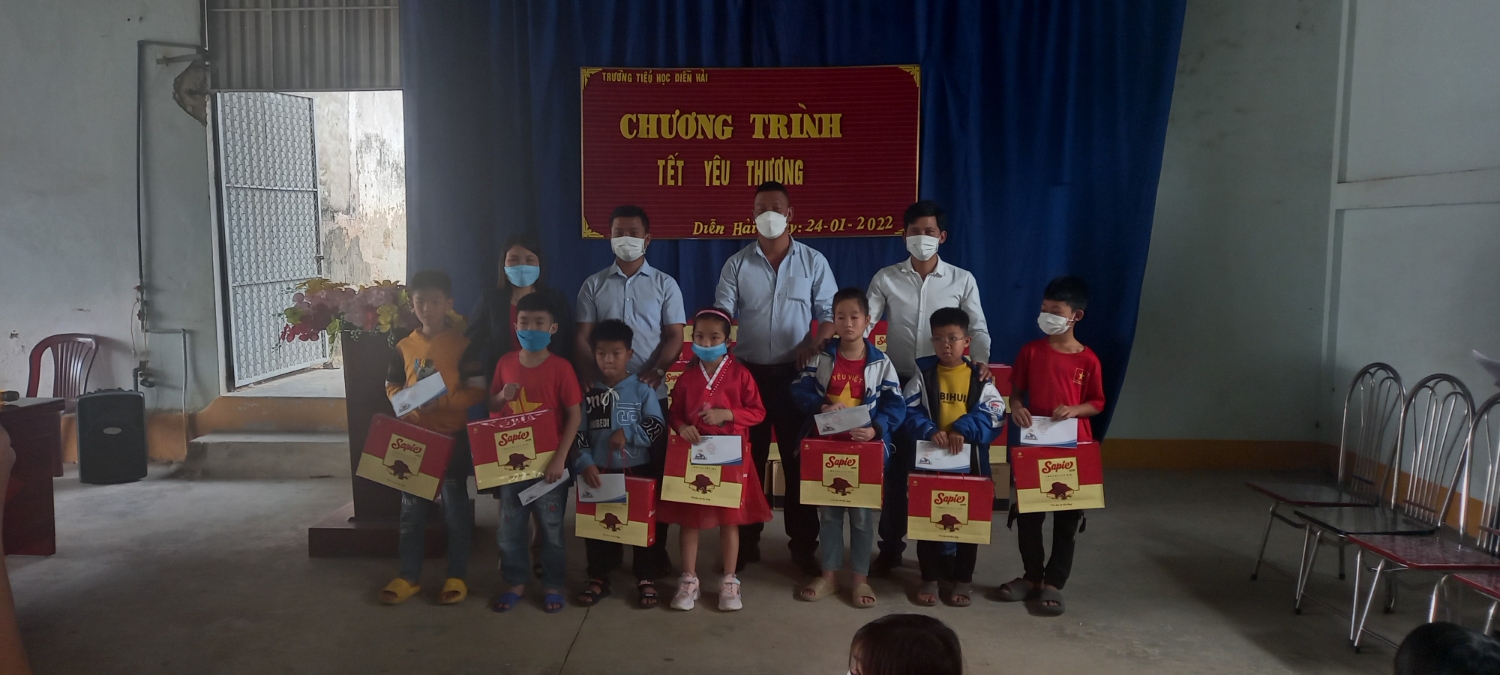 TRAO QUÀ TẾT CHO HỌC SINH NGHÈO
